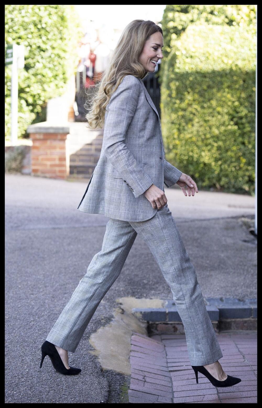 <p>Princeza od Velsa danas je prošetala odelo u dezenu koji odaje počast suprugu Vilijamu.</p>