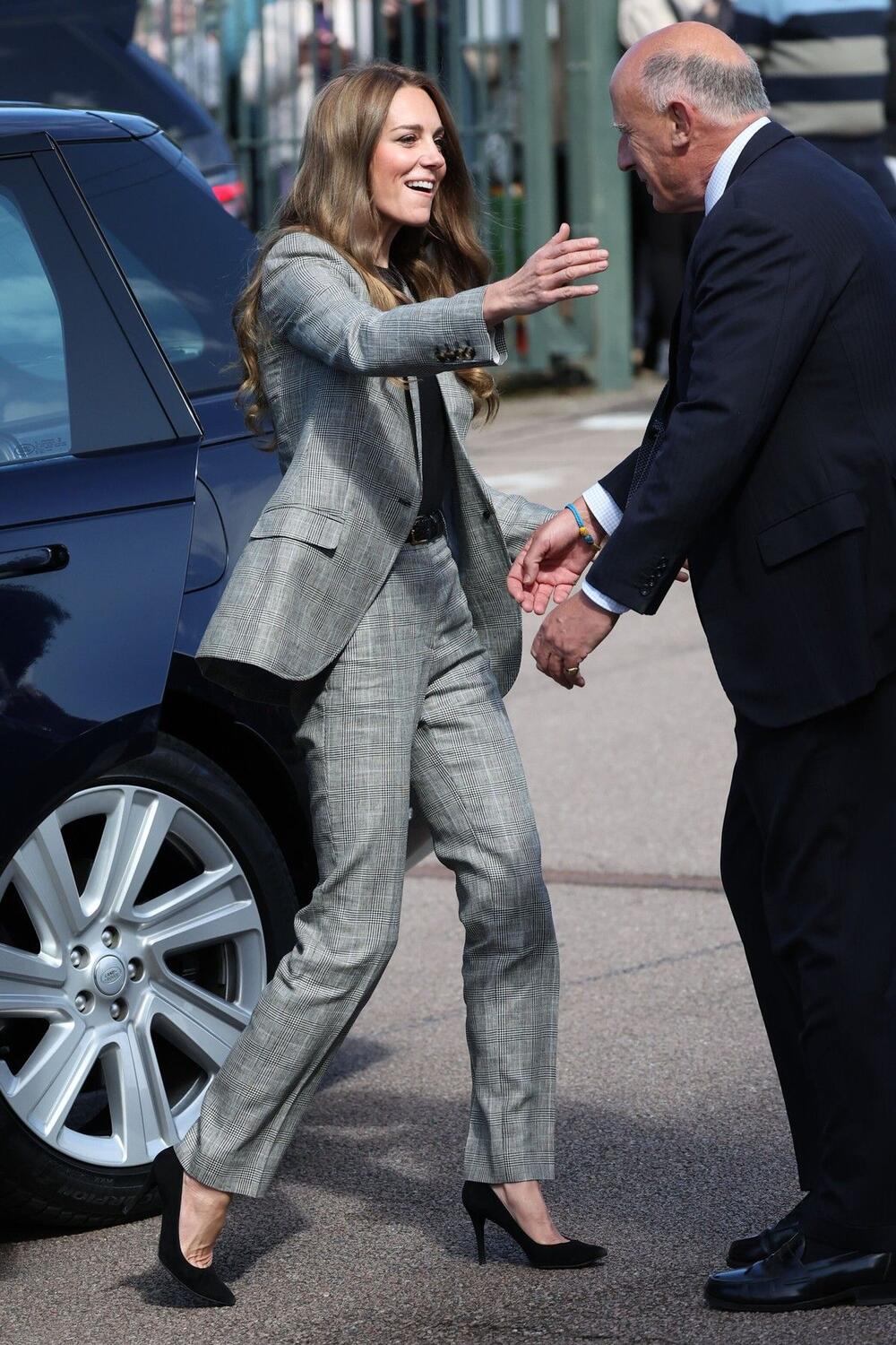 <p>Princeza od Velsa danas je prošetala odelo u dezenu koji odaje počast suprugu Vilijamu.</p>