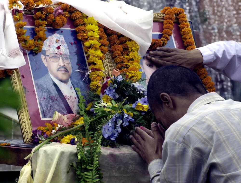 Ožalošćen narod ispred portreta kralja Birendre