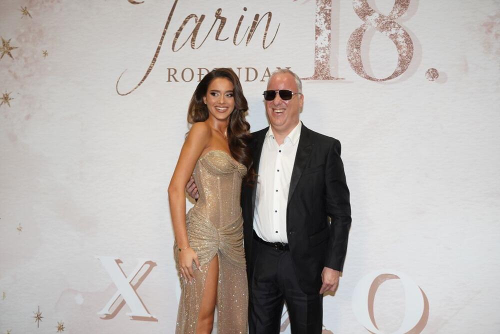 <p>Beograski Sava Centar podsećao je sinoć na nedelju mode, jer su njima prodefilovale supruge naših poznatih pevača i pevačice u izdanjima o kojima će se danima pričati </p>