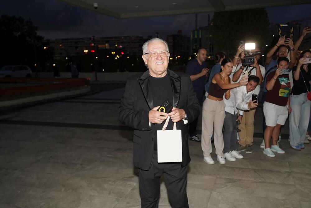 <p>Beograski Sava Centar podsećao je sinoć na nedelju mode, jer su njima prodefilovale supruge naših poznatih pevača i pevačice u izdanjima o kojima će se danima pričati </p>