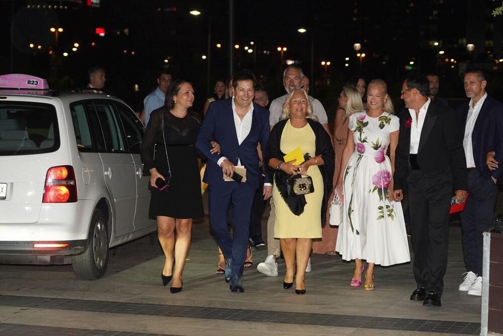 <p>Beograski Sava Centar podsećao je sinoć na nedelju mode, jer su njima prodefilovale supruge naših poznatih pevača i pevačice u izdanjima o kojima će se danima pričati </p>