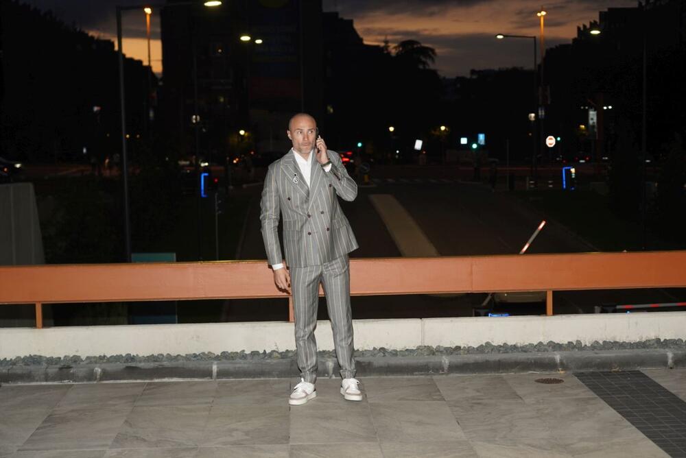 <p>Beograski Sava Centar podsećao je sinoć na nedelju mode, jer su njima prodefilovale supruge naših poznatih pevača i pevačice u izdanjima o kojima će se danima pričati </p>