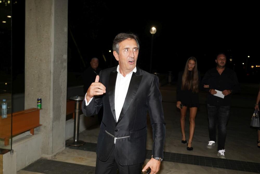 <p>Beograski Sava Centar podsećao je sinoć na nedelju mode, jer su njima prodefilovale supruge naših poznatih pevača i pevačice u izdanjima o kojima će se danima pričati </p>