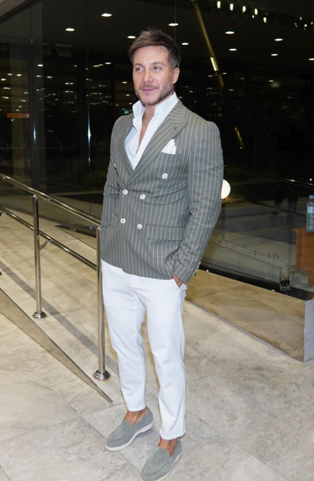 <p>Beograski Sava Centar podsećao je sinoć na nedelju mode, jer su njima prodefilovale supruge naših poznatih pevača i pevačice u izdanjima o kojima će se danima pričati </p>