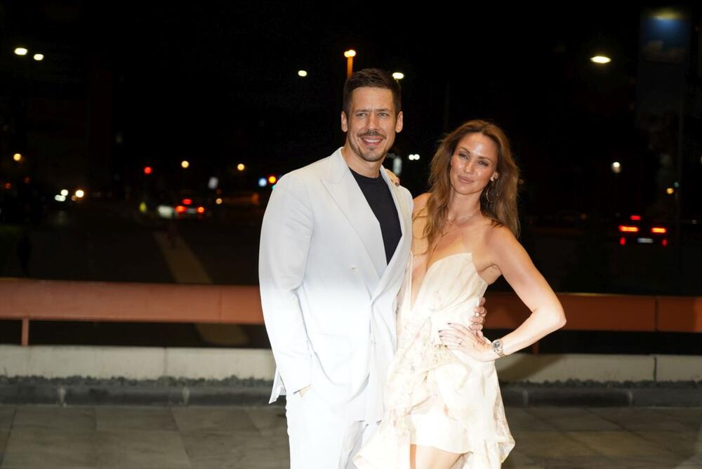 <p>Beograski Sava Centar podsećao je sinoć na nedelju mode, jer su njima prodefilovale supruge naših poznatih pevača i pevačice u izdanjima o kojima će se danima pričati </p>