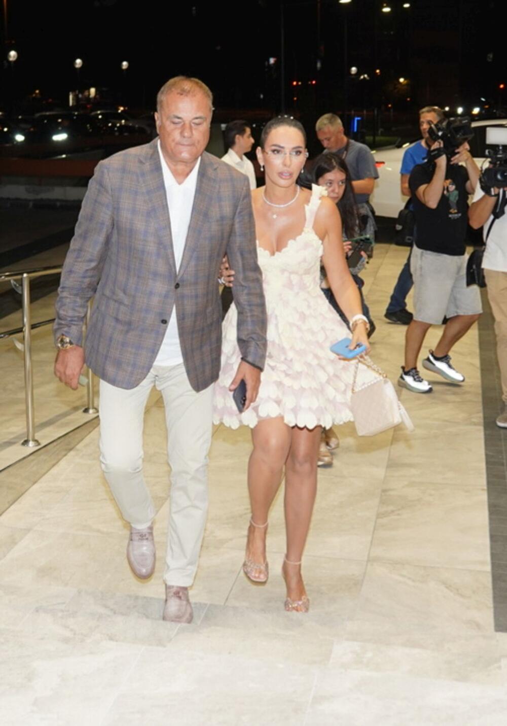 <p>Beograski Sava Centar podsećao je sinoć na nedelju mode, jer su njima prodefilovale supruge naših poznatih pevača i pevačice u izdanjima o kojima će se danima pričati </p>