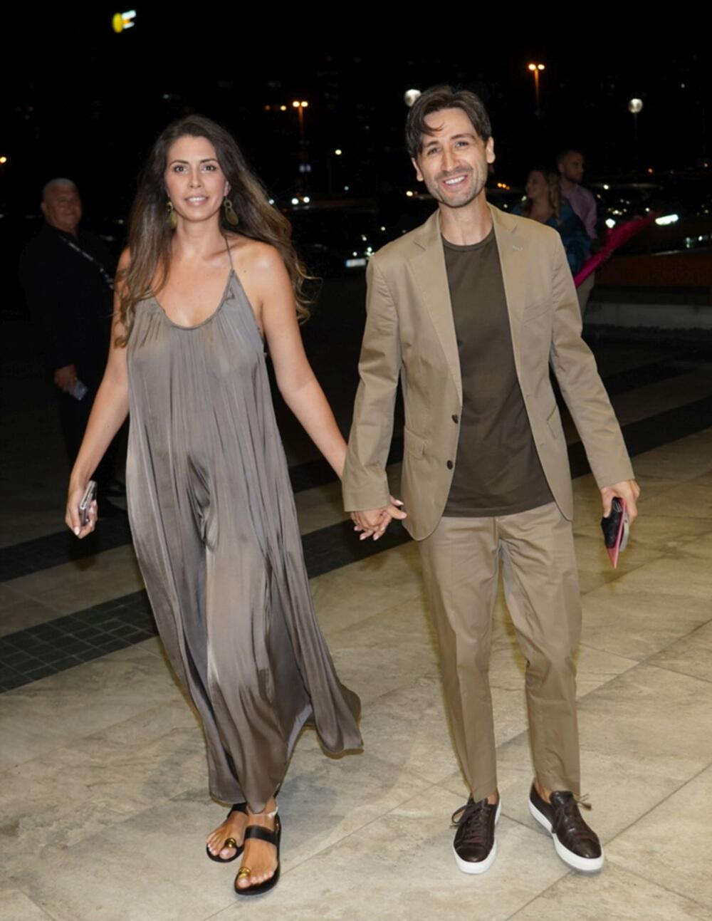 <p>Beograski Sava Centar podsećao je sinoć na nedelju mode, jer su njima prodefilovale supruge naših poznatih pevača i pevačice u izdanjima o kojima će se danima pričati </p>