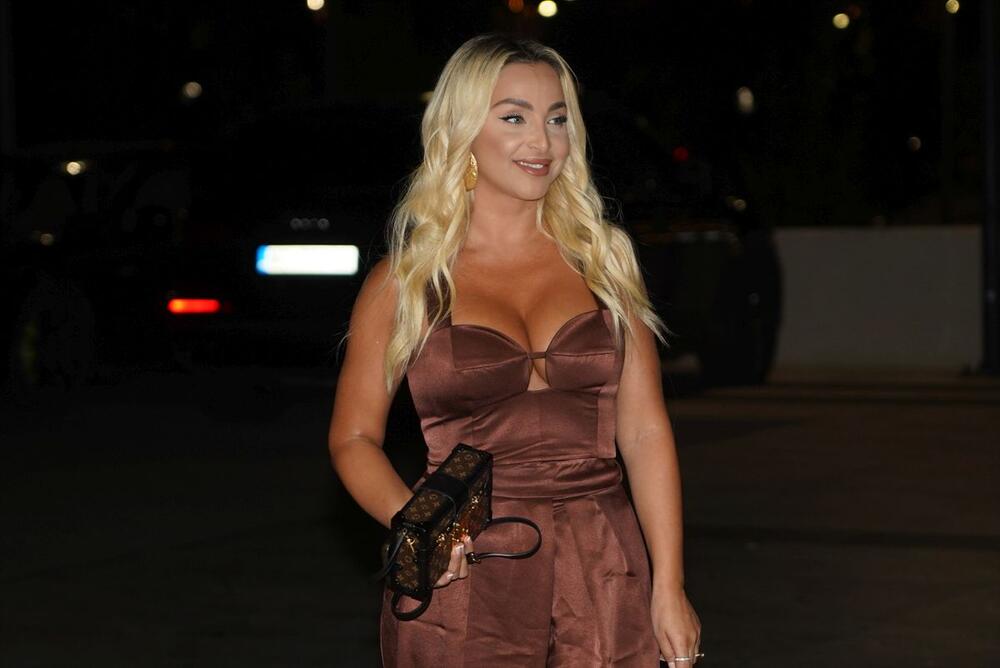 <p>Beograski Sava Centar podsećao je sinoć na nedelju mode, jer su njima prodefilovale supruge naših poznatih pevača i pevačice u izdanjima o kojima će se danima pričati </p>