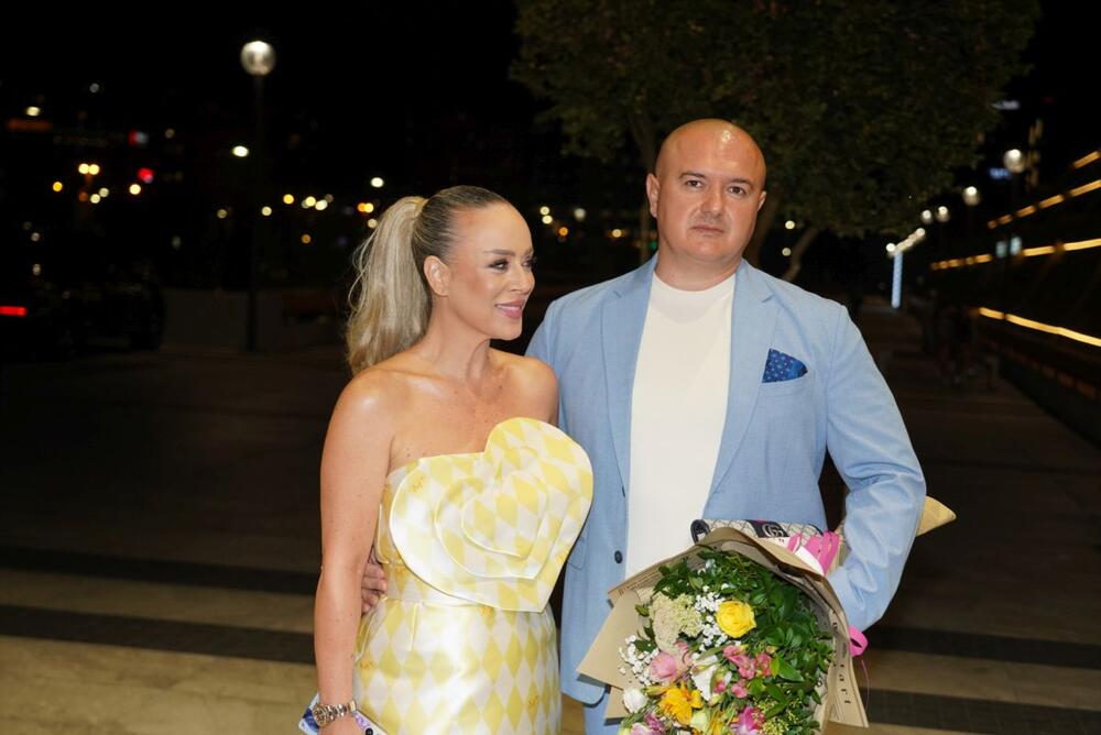 <p>Beograski Sava Centar podsećao je sinoć na nedelju mode, jer su njima prodefilovale supruge naših poznatih pevača i pevačice u izdanjima o kojima će se danima pričati </p>