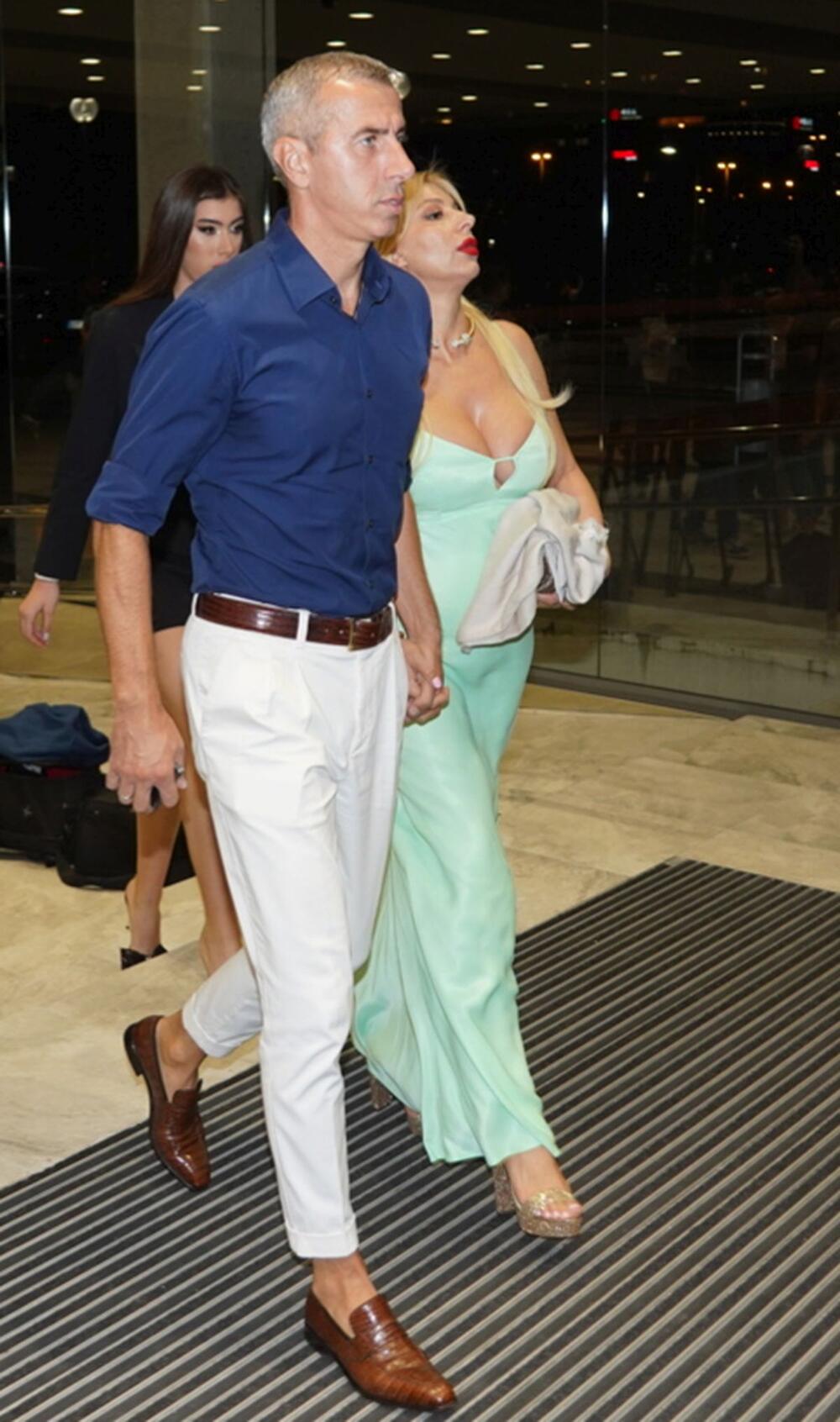 <p>Beograski Sava Centar podsećao je sinoć na nedelju mode, jer su njima prodefilovale supruge naših poznatih pevača i pevačice u izdanjima o kojima će se danima pričati </p>