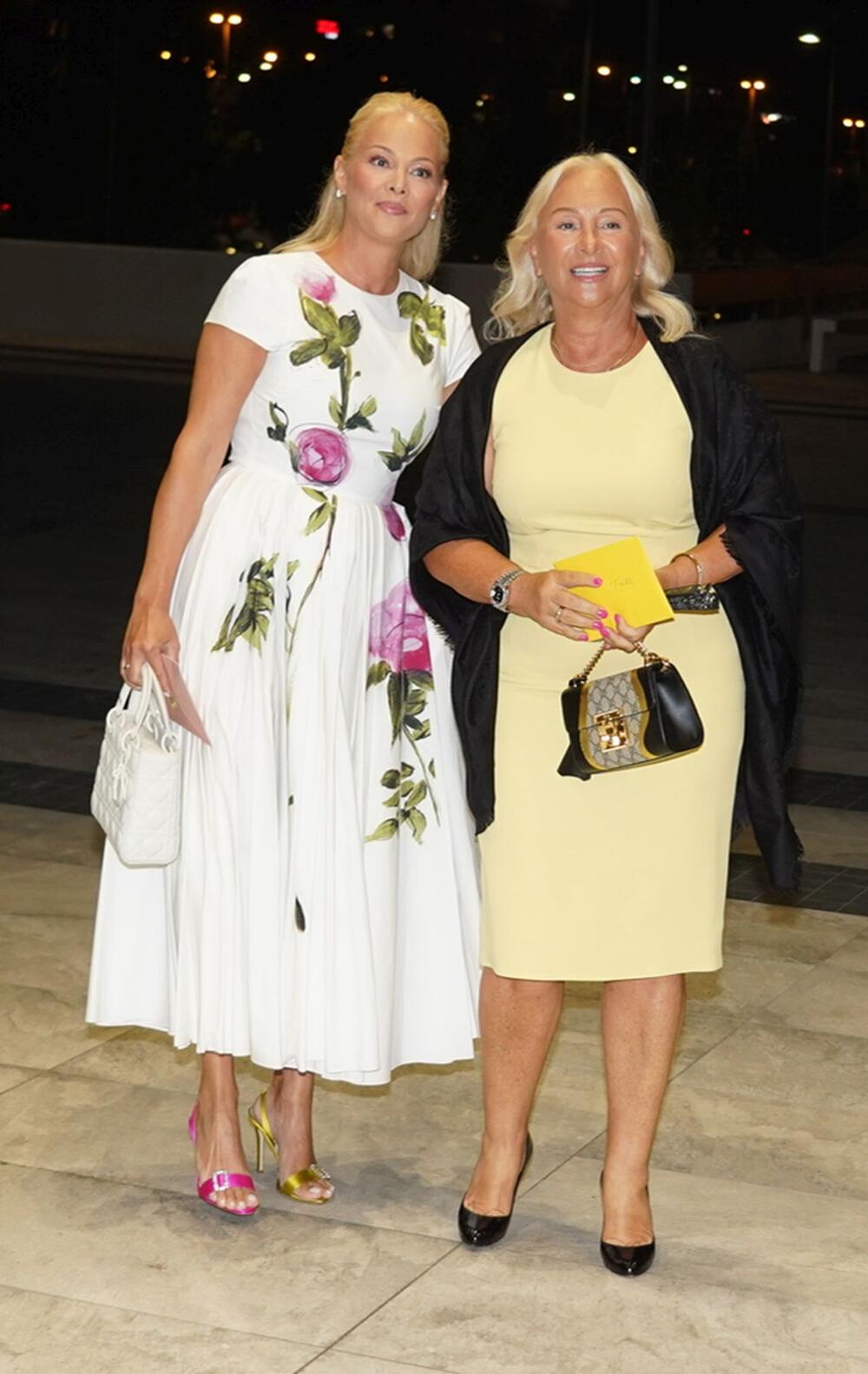 <p>Beograski Sava Centar podsećao je sinoć na nedelju mode, jer su njima prodefilovale supruge naših poznatih pevača i pevačice u izdanjima o kojima će se danima pričati </p>