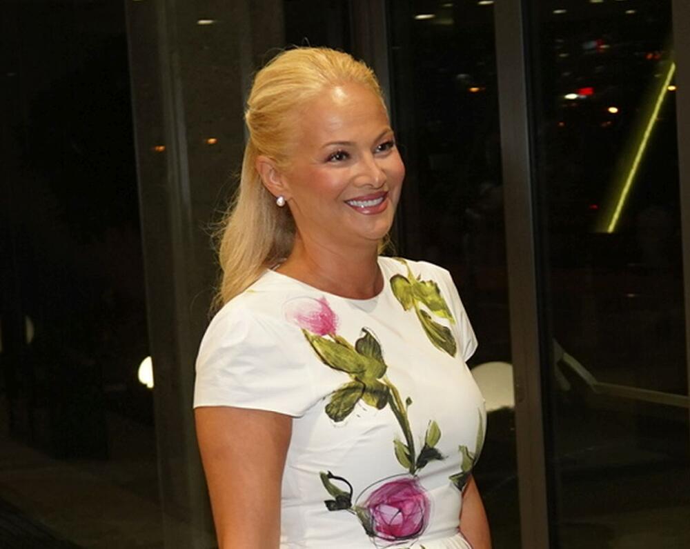 <p>Beograski Sava Centar podsećao je sinoć na nedelju mode, jer su njima prodefilovale supruge naših poznatih pevača i pevačice u izdanjima o kojima će se danima pričati </p>