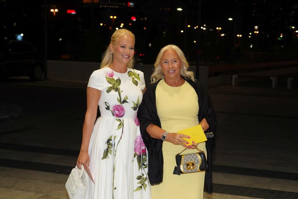 <p>Beograski Sava Centar podsećao je sinoć na nedelju mode, jer su njima prodefilovale supruge naših poznatih pevača i pevačice u izdanjima o kojima će se danima pričati </p>