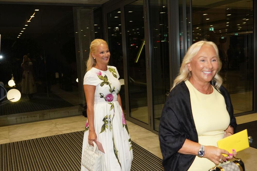 <p>Beograski Sava Centar podsećao je sinoć na nedelju mode, jer su njima prodefilovale supruge naših poznatih pevača i pevačice u izdanjima o kojima će se danima pričati </p>