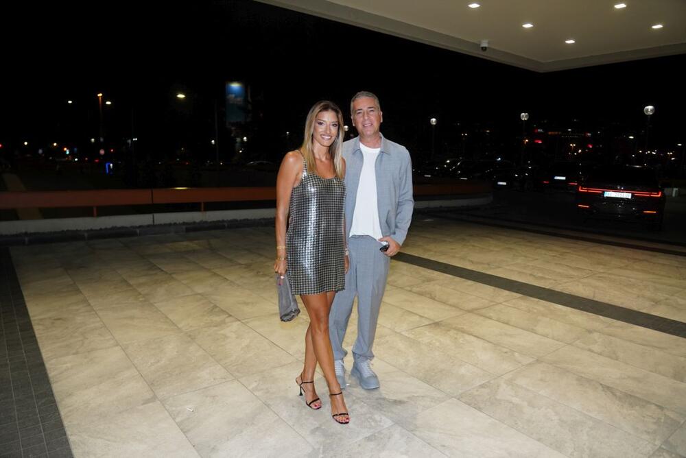 <p>Beograski Sava Centar podsećao je sinoć na nedelju mode, jer su njima prodefilovale supruge naših poznatih pevača i pevačice u izdanjima o kojima će se danima pričati </p>