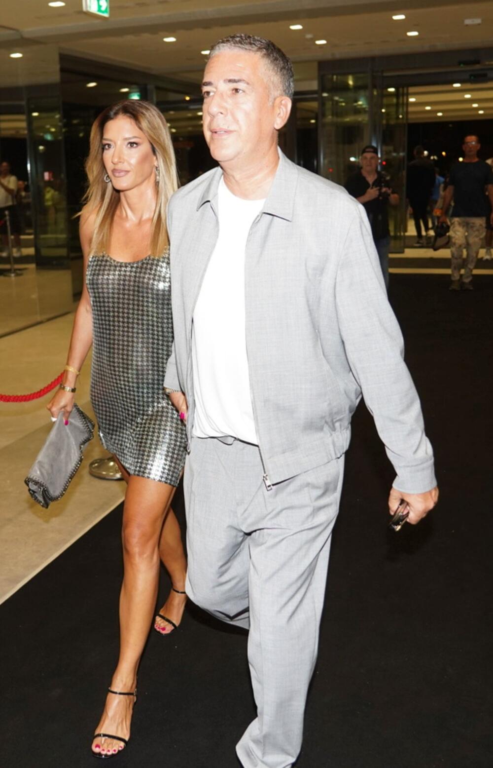 <p>Beograski Sava Centar podsećao je sinoć na nedelju mode, jer su njima prodefilovale supruge naših poznatih pevača i pevačice u izdanjima o kojima će se danima pričati </p>