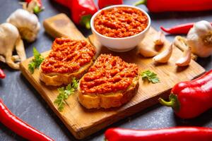 Recept za ajvar od cepkanih paprika: Zimnica u kojoj će uživati svi ukućani (napravite odmah duplu meru)