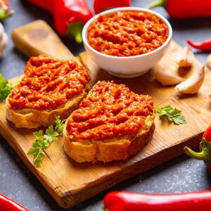 Recept za ajvar od pečene paprike star 200 godina: Leskovčani ga prave od samo 3 sastojka (uputstvo korak po korak)
