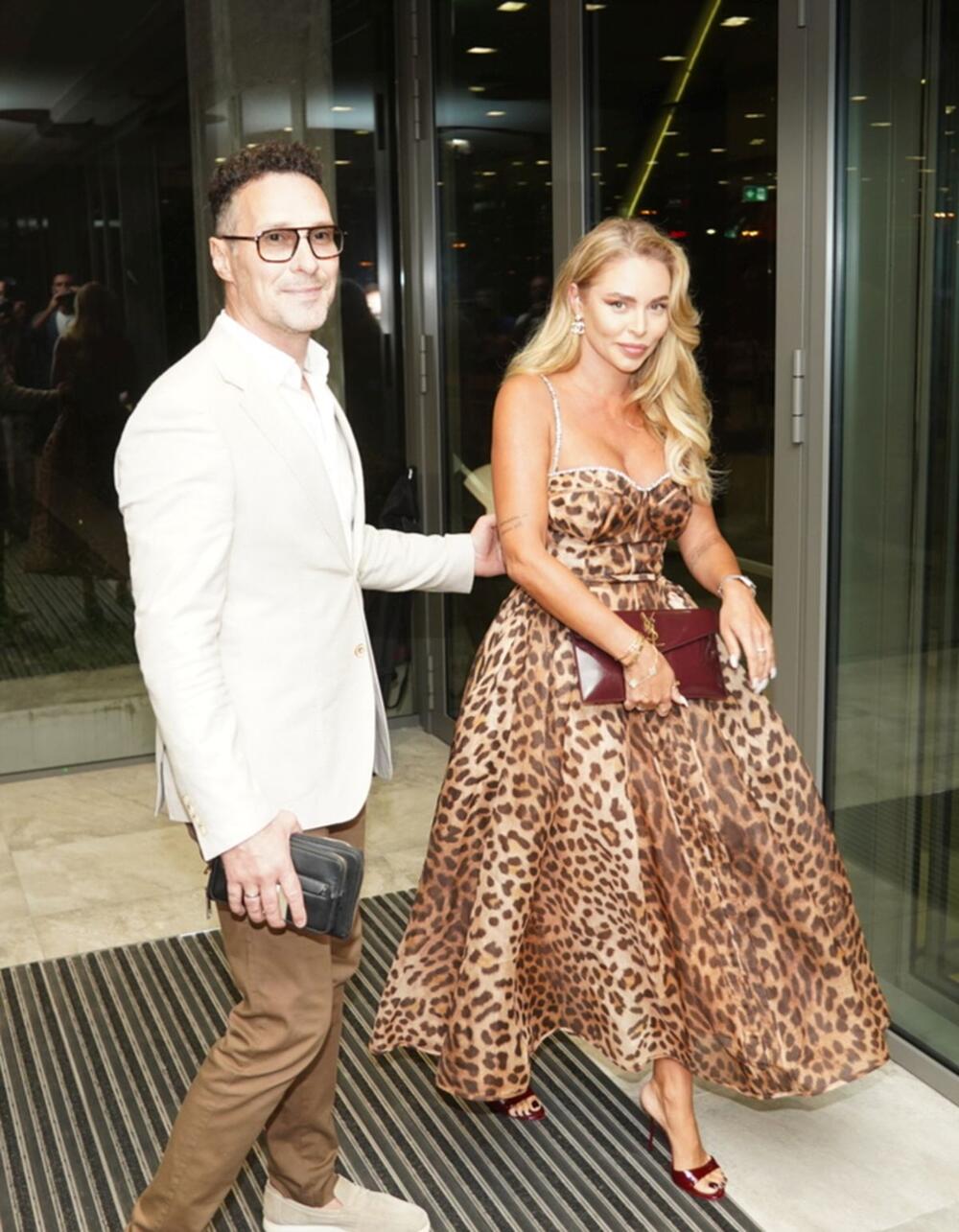 <p>Beograski Sava Centar podsećao je sinoć na nedelju mode, jer su njima prodefilovale supruge naših poznatih pevača i pevačice u izdanjima o kojima će se danima pričati </p>