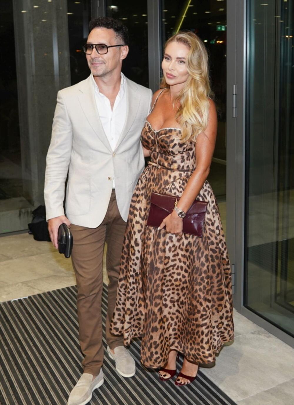 <p>Beograski Sava Centar podsećao je sinoć na nedelju mode, jer su njima prodefilovale supruge naših poznatih pevača i pevačice u izdanjima o kojima će se danima pričati </p>