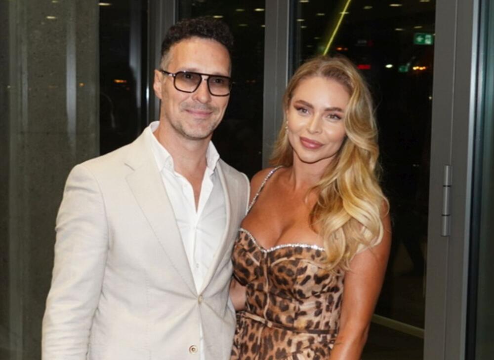 <p>Beograski Sava Centar podsećao je sinoć na nedelju mode, jer su njima prodefilovale supruge naših poznatih pevača i pevačice u izdanjima o kojima će se danima pričati </p>