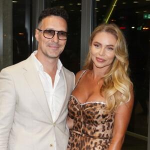 Ni najveći skup poznatih nije prošao bez nje: Supruga pevača u skupocenoj haljini koju balkanska estrada obožava