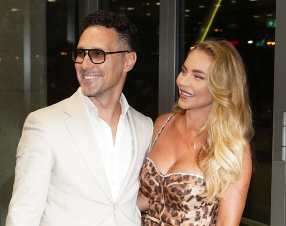 <p>Beograski Sava Centar podsećao je sinoć na nedelju mode, jer su njima prodefilovale supruge naših poznatih pevača i pevačice u izdanjima o kojima će se danima pričati </p>