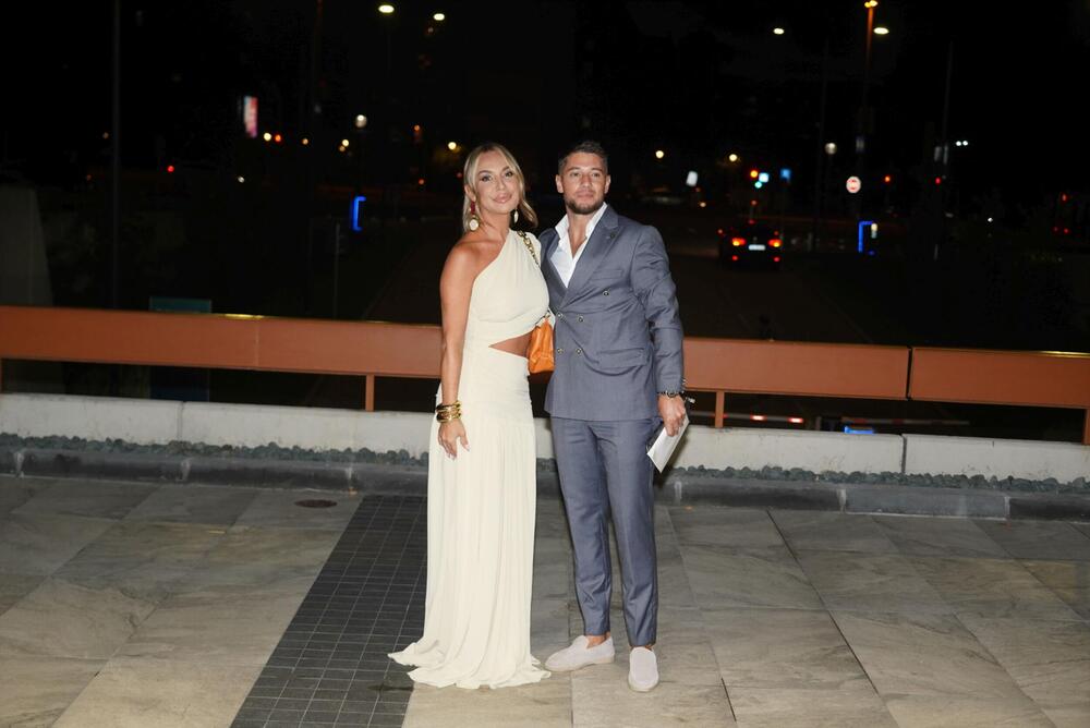 <p>Beograski Sava Centar podsećao je sinoć na nedelju mode, jer su njima prodefilovale supruge naših poznatih pevača i pevačice u izdanjima o kojima će se danima pričati </p>