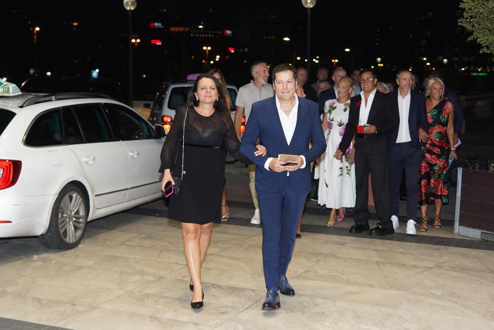 <p>Beograski Sava Centar podsećao je sinoć na nedelju mode, jer su njima prodefilovale supruge naših poznatih pevača i pevačice u izdanjima o kojima će se danima pričati </p>