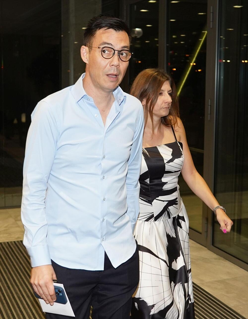 <p>Beograski Sava Centar podsećao je sinoć na nedelju mode, jer su njima prodefilovale supruge naših poznatih pevača i pevačice u izdanjima o kojima će se danima pričati </p>