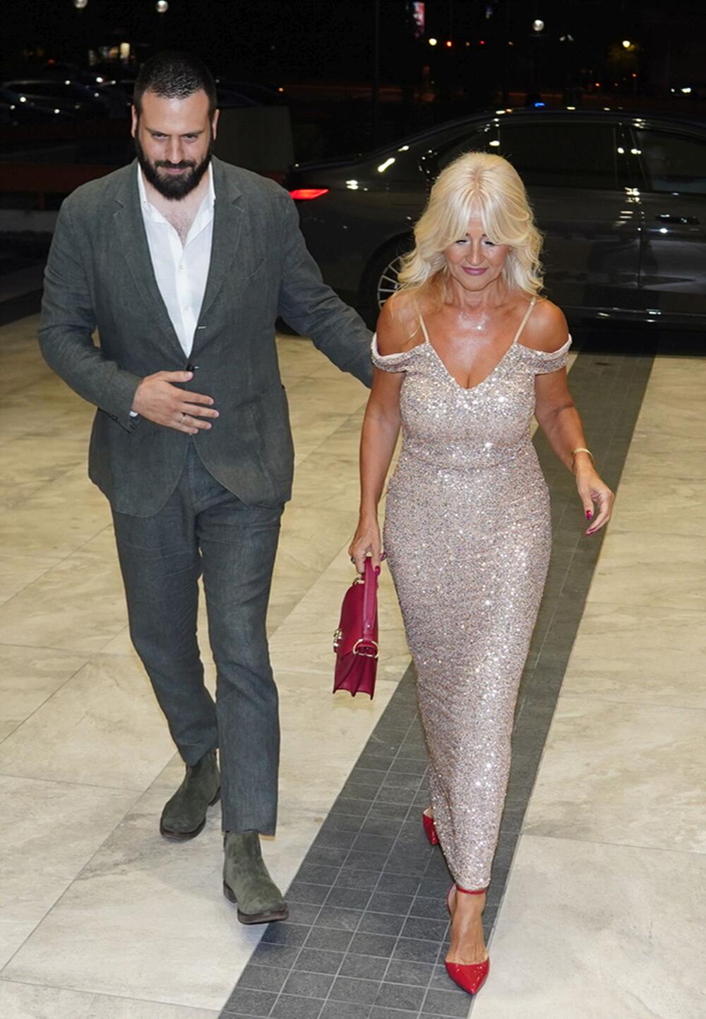 <p>Beograski Sava Centar podsećao je sinoć na nedelju mode, jer su njima prodefilovale supruge naših poznatih pevača i pevačice u izdanjima o kojima će se danima pričati </p>