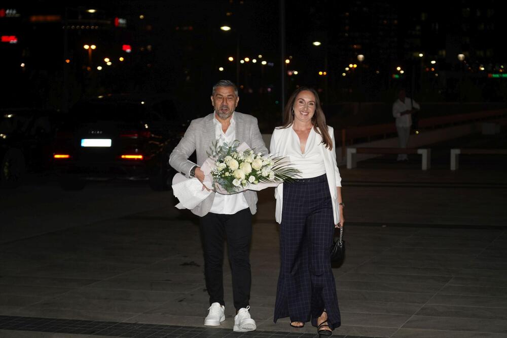 <p>Beograski Sava Centar podsećao je sinoć na nedelju mode, jer su njima prodefilovale supruge naših poznatih pevača i pevačice u izdanjima o kojima će se danima pričati </p>