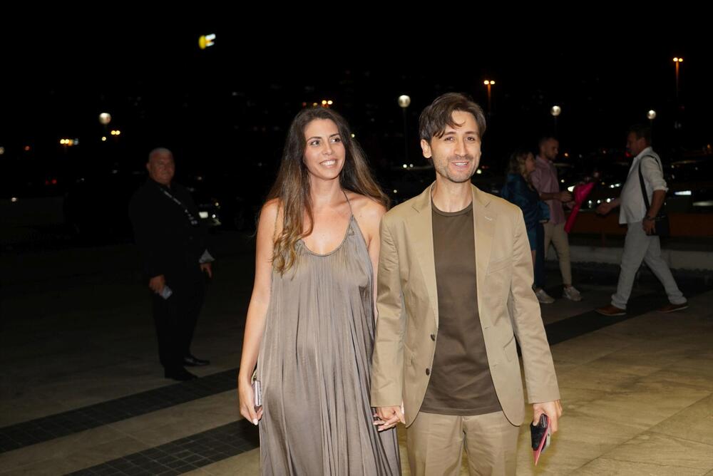 <p>Beograski Sava Centar podsećao je sinoć na nedelju mode, jer su njima prodefilovale supruge naših poznatih pevača i pevačice u izdanjima o kojima će se danima pričati </p>