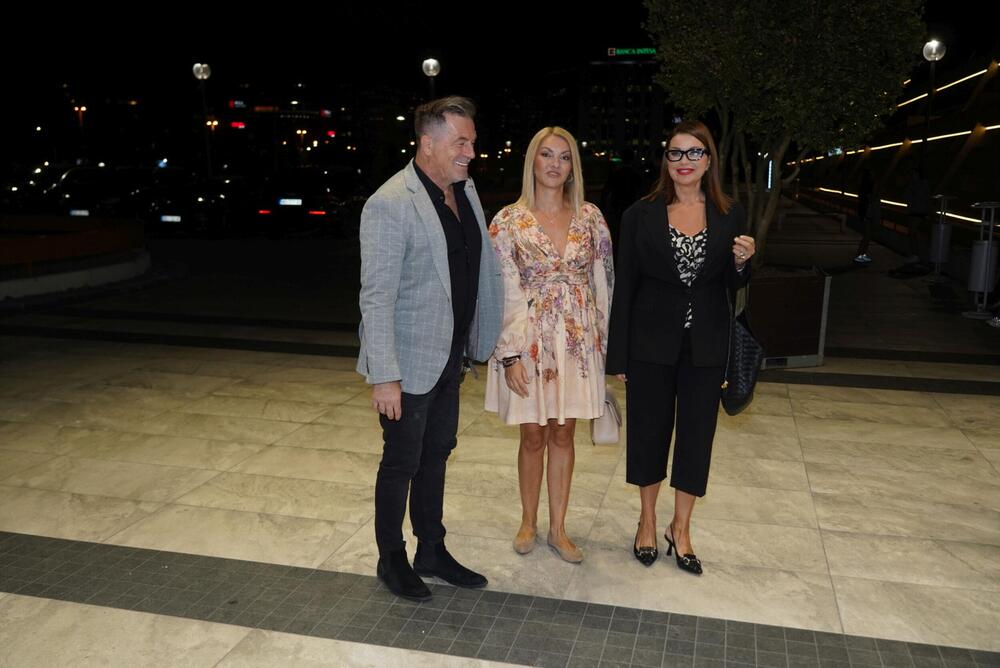 <p>Beograski Sava Centar podsećao je sinoć na nedelju mode, jer su njima prodefilovale supruge naših poznatih pevača i pevačice u izdanjima o kojima će se danima pričati </p>