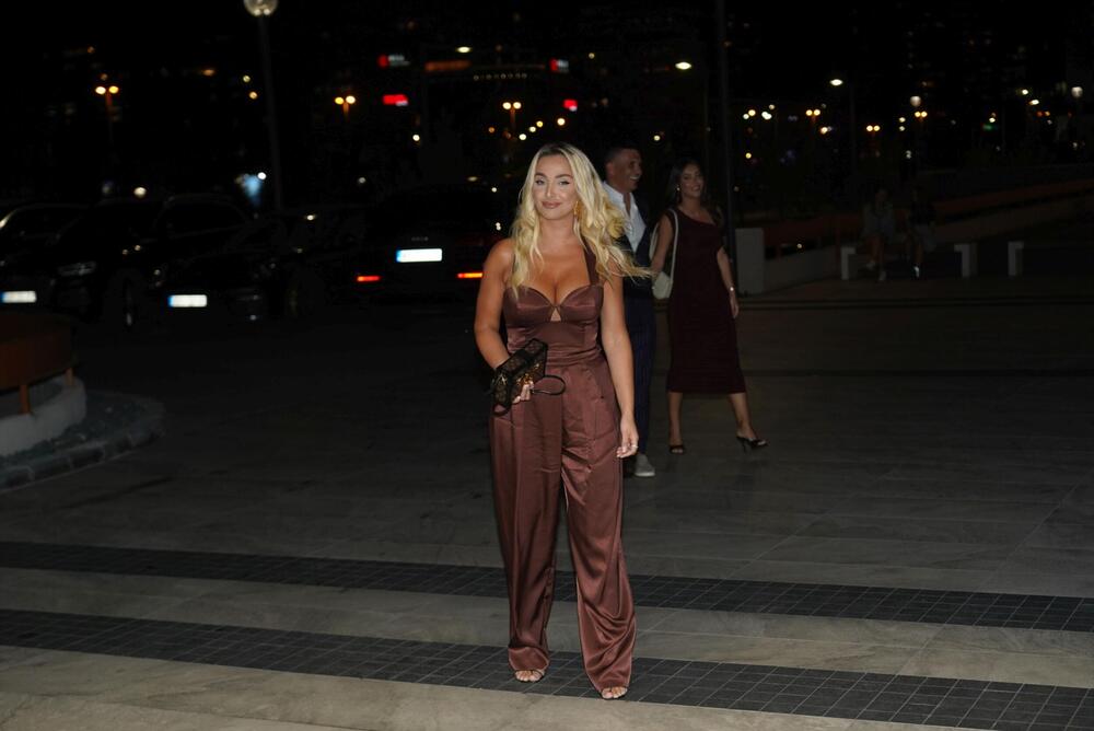 <p>Beograski Sava Centar podsećao je sinoć na nedelju mode, jer su njima prodefilovale supruge naših poznatih pevača i pevačice u izdanjima o kojima će se danima pričati </p>