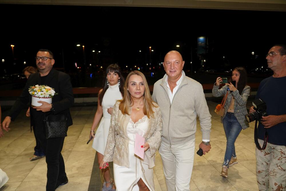 <p>Beograski Sava Centar podsećao je sinoć na nedelju mode, jer su njima prodefilovale supruge naših poznatih pevača i pevačice u izdanjima o kojima će se danima pričati </p>