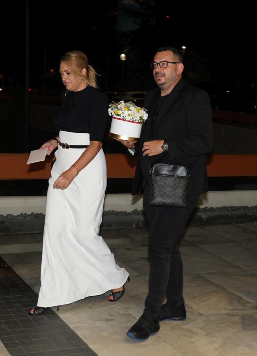 <p>Beograski Sava Centar podsećao je sinoć na nedelju mode, jer su njima prodefilovale supruge naših poznatih pevača i pevačice u izdanjima o kojima će se danima pričati </p>