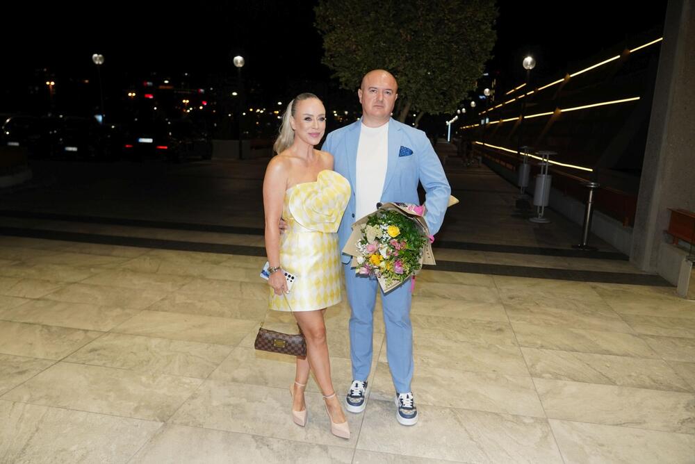 <p>Beograski Sava Centar podsećao je sinoć na nedelju mode, jer su njima prodefilovale supruge naših poznatih pevača i pevačice u izdanjima o kojima će se danima pričati </p>