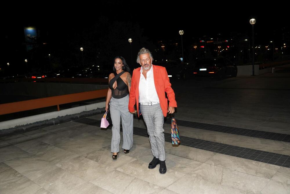 <p>Beograski Sava Centar podsećao je sinoć na nedelju mode, jer su njima prodefilovale supruge naših poznatih pevača i pevačice u izdanjima o kojima će se danima pričati </p>