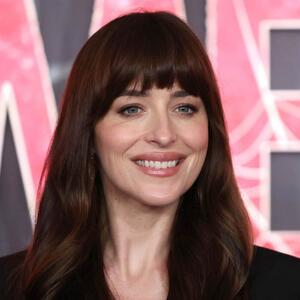 Gole haljine ni na vidiku, a opet je u centru pažnje: Dakota Džonson u šik mini-haljini ukrala sve poglede