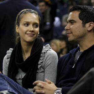 Mnogi kažu - izgubio je kompas: Holivudski zavodnik u vezi sa devojkom koja je samo 3 godine starija od njegove ćerke