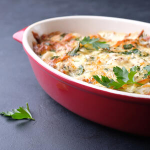 Kremasto jelo gotovo za pola sata: Kiš sa dimljenim belim mesom i povrćem kojem nema šanse da odolite