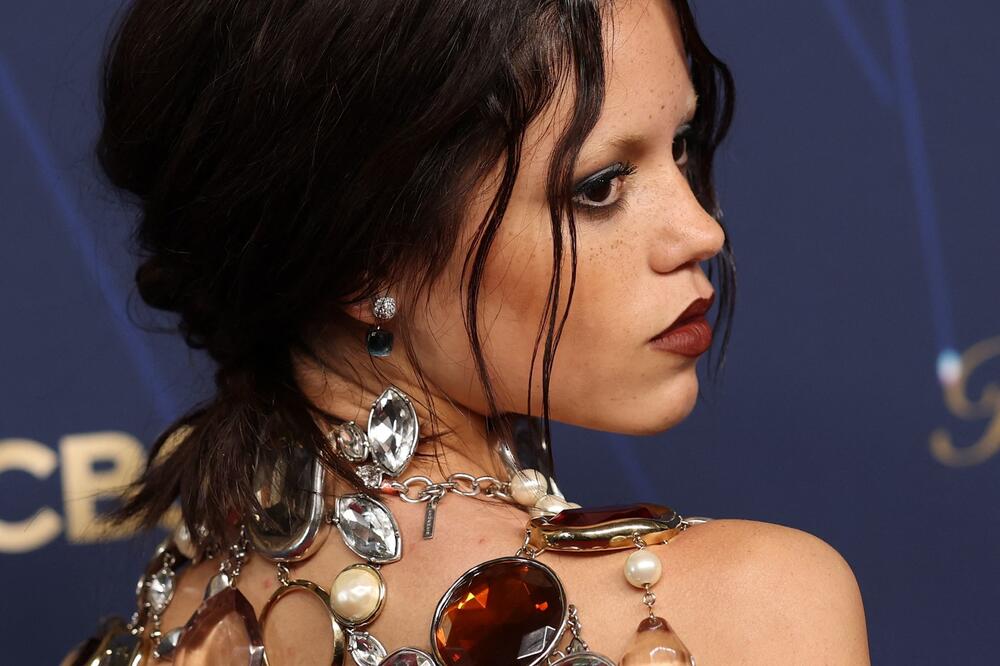 Džena Ortega na 77. dodeli Emi nagrada u Givenchy modnom izdanju
