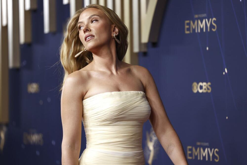 Skarlet Johanson u žutoj Prada haljini na 77. dodeli Emi nagrada u Los Anđelesu.