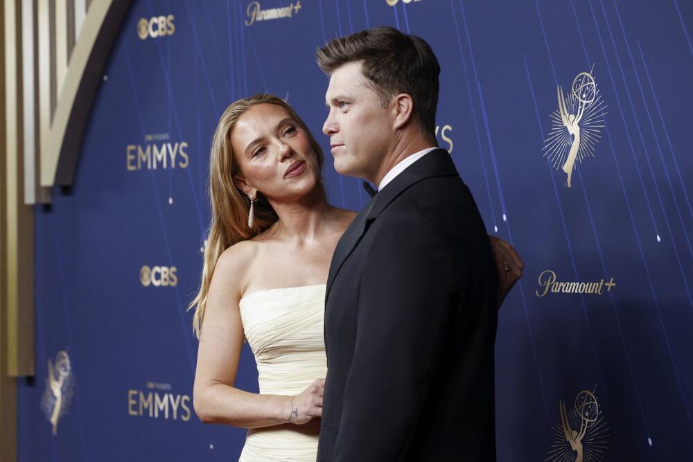 Skarlet Johanson u žutoj Prada haljini na 77. dodeli Emi nagrada u Los Anđelesu.