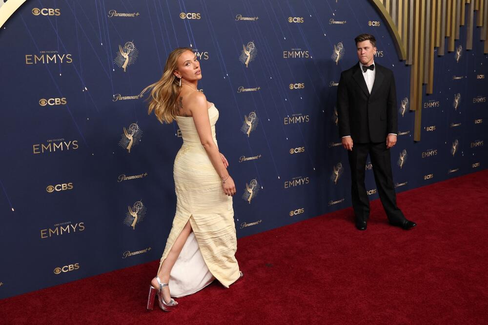 Skarlet Johanson u žutoj Prada haljini na 77. dodeli Emi nagrada u Los Anđelesu.