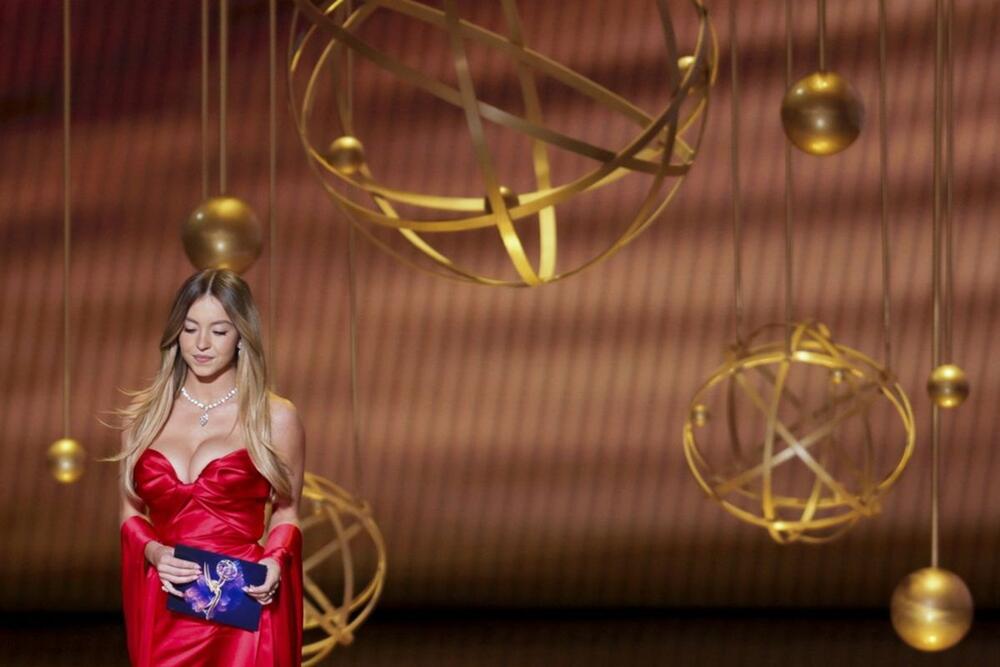 <p>Glumica Sidni Svini oduševila u crvenoj pripijenoj haljini na 77. dodeli Emi nagrada.</p>