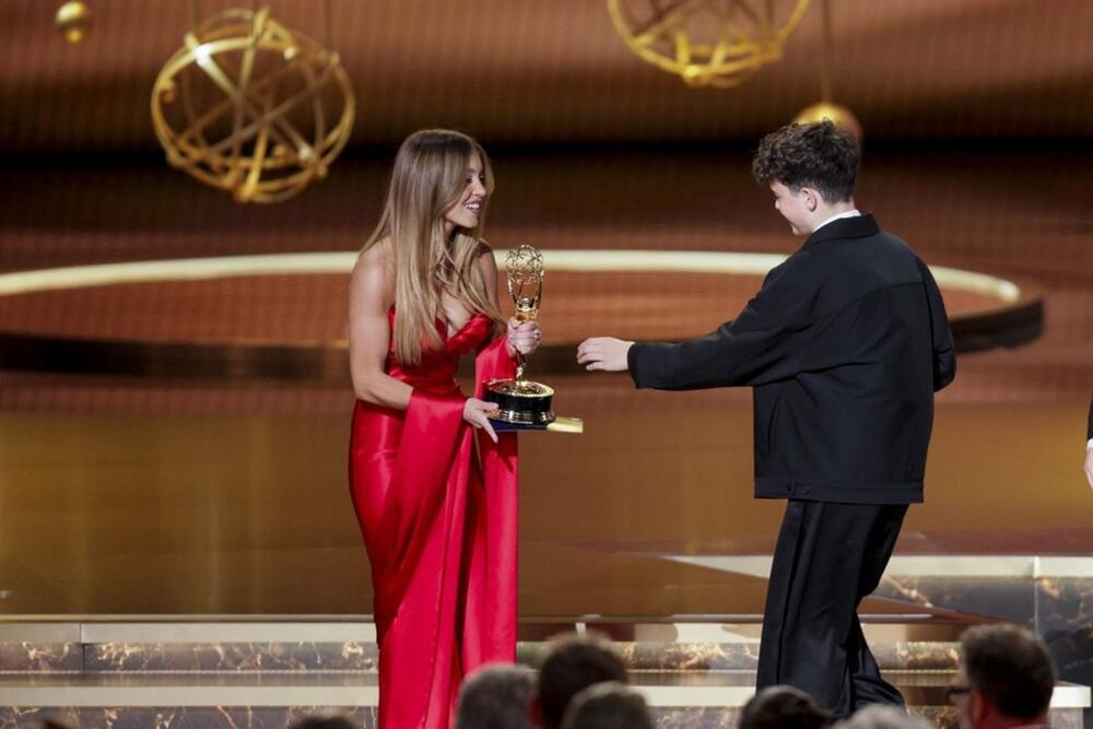 Ovenu Kuperu  Emi nagradu je uručila Sidni Svini