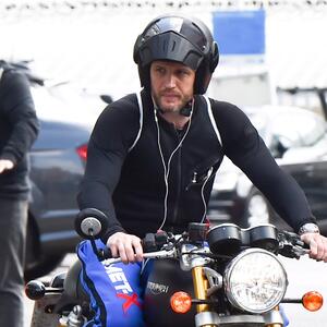 Kad ju je sreo, čekao je dete s drugom: Supruga Toma Hardija je glumica koju sigurno znate, a 16 godina ne vidi drugu